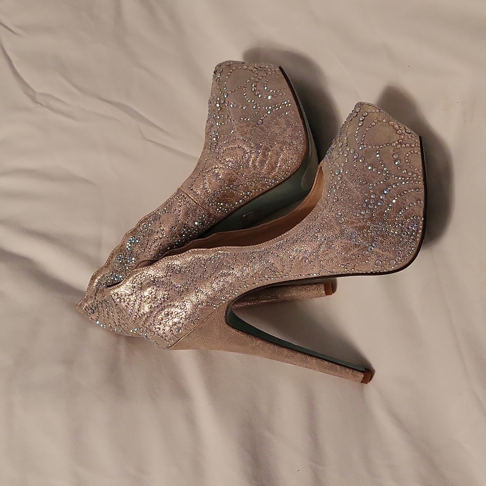 Blue by Betsey Johnson champagne size 7.5 Lucia dress pump